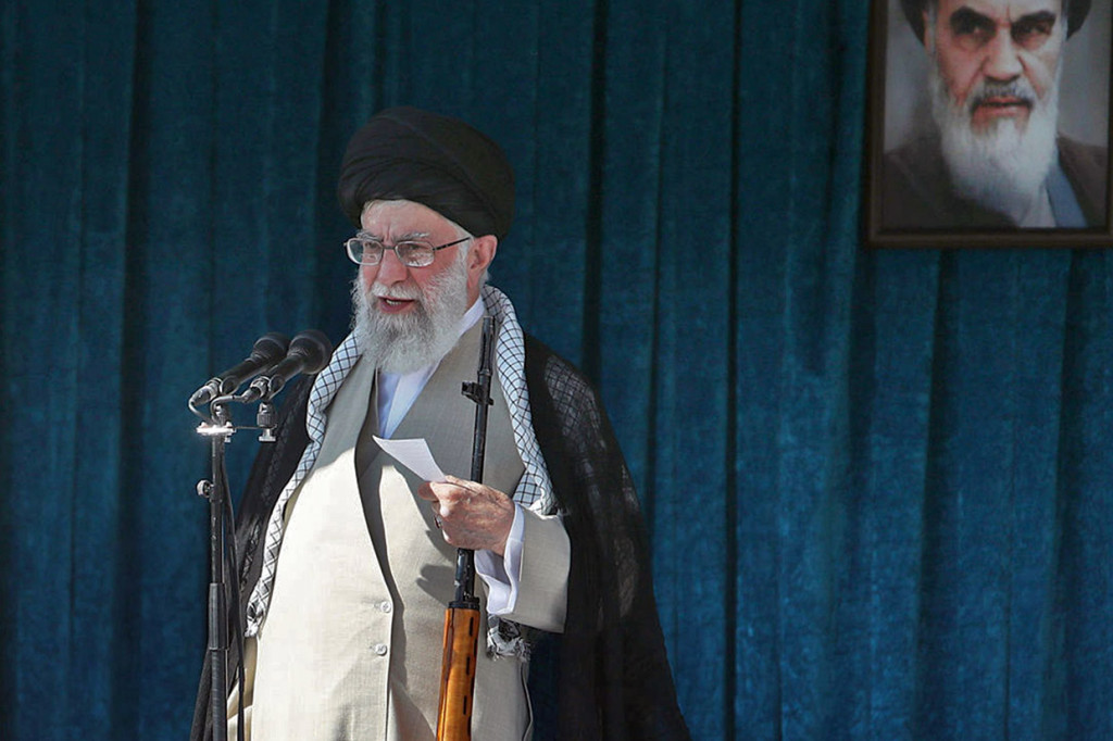 Pemimpin tertinggi Iran Ayatollah Ali Khamenei bersumpah akan balas dendam yang hebat setelah Amerika Serikat membunuh komandan Pasukan Quds Republik Islam itu, Jenderal Qasem Soleimani, di Baghdad pada hari Jumat. 