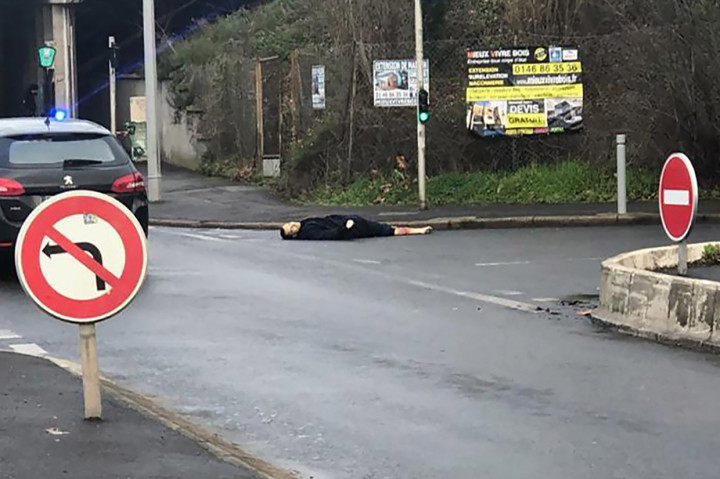 Jenazah pelaku penikaman tergeletak di pinggir jalan pascaditembak polisi di Villejuif, pinggiran Paris, Jumat, 3 Januari 2020 waktu setempat.