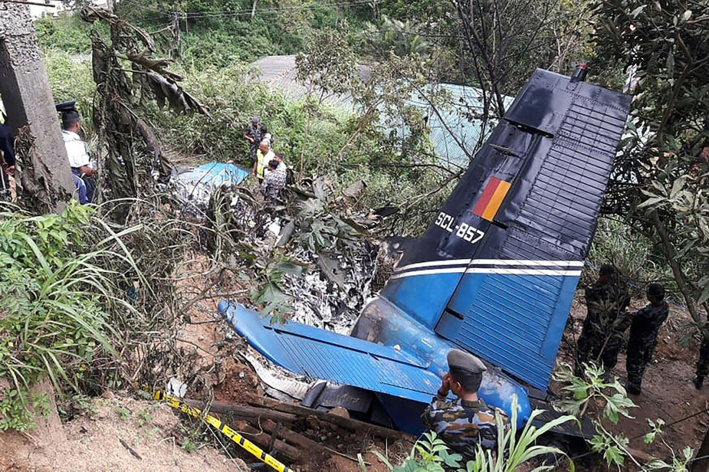 Petugas penyelamat memeriksa puing-puing sebuah pesawat Angkatan Udara Sri Lanka yang jatuh di Haputale, 200 kilometer (125 mil) timur Kolombo pada Jumat, 3 Januari 2020. 