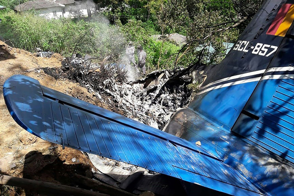 Pesawat Y-12 buatan Tiongkok itu lepas landas dari pangkalan udara selatan Wirawila menuju ke Ratmalana, selatan Kolombo, ketika pesawat itu jatuh, kata juru bicara militer Chandana Wickramasinghe. 