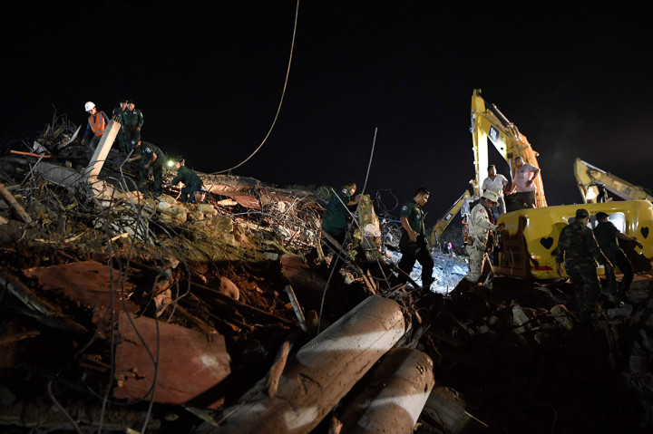 Petugas dibantu alat berat mencari para pekerja yang terperangkap di bawah puing-puing bangunan tujuh lantai yang ambruk di Provinsi Kep, Kamboja, Jumat, 3 Januari 2020.
