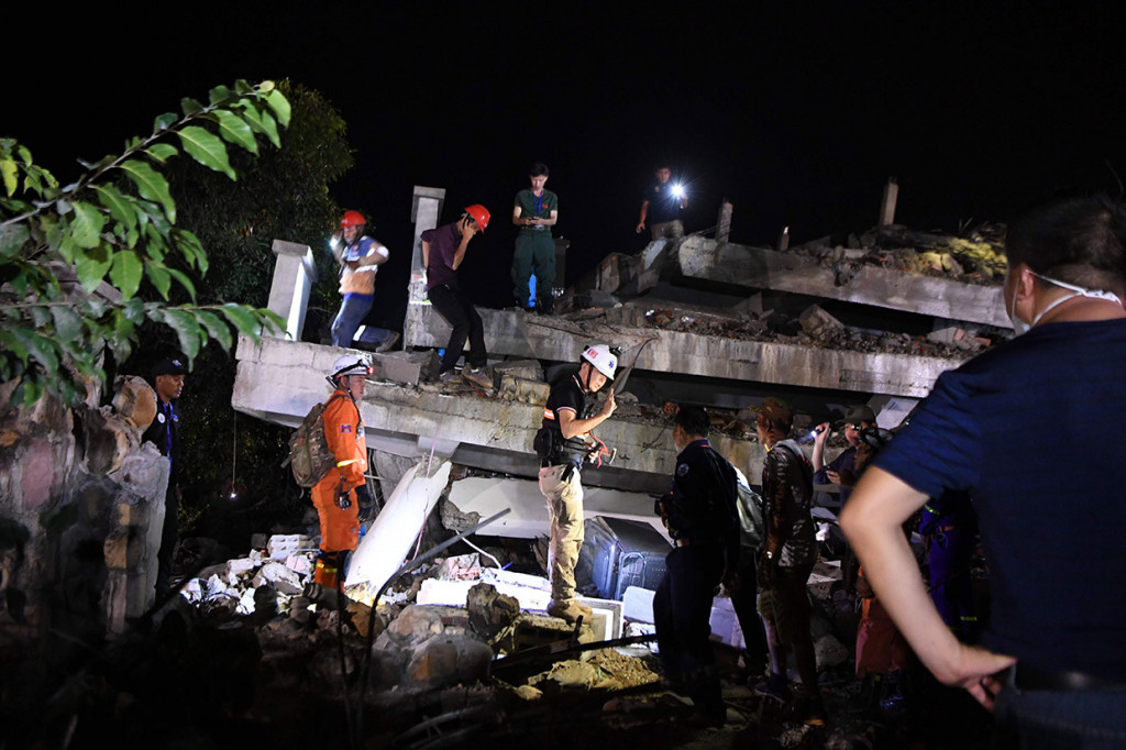 Bangunan tujuh lantai yang rencananya untuk sebuah hotel tersebut runtuh sekitar pukul 16.30 waktu setempat. Sedikitnya empat orang ditemukan tewas, sementara puluhan lainnya luka-luka akibat tertimpa reruntuhan bangunan.