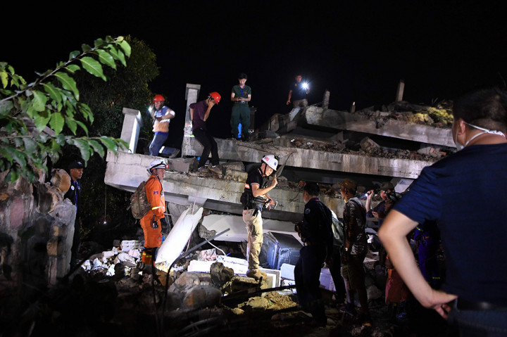 Bangunan tujuh lantai yang rencananya untuk sebuah hotel tersebut runtuh sekitar pukul 16.30 waktu setempat. Sedikitnya empat orang ditemukan tewas, sementara puluhan lainnya luka-luka akibat tertimpa reruntuhan bangunan.