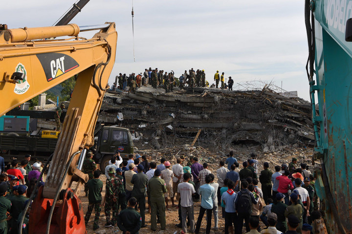 Proses evakuasi terus dilakukan hingga Sabtu, untuk mencari para pekerja masih terperangkap di dalam reruntuhan bangunan.