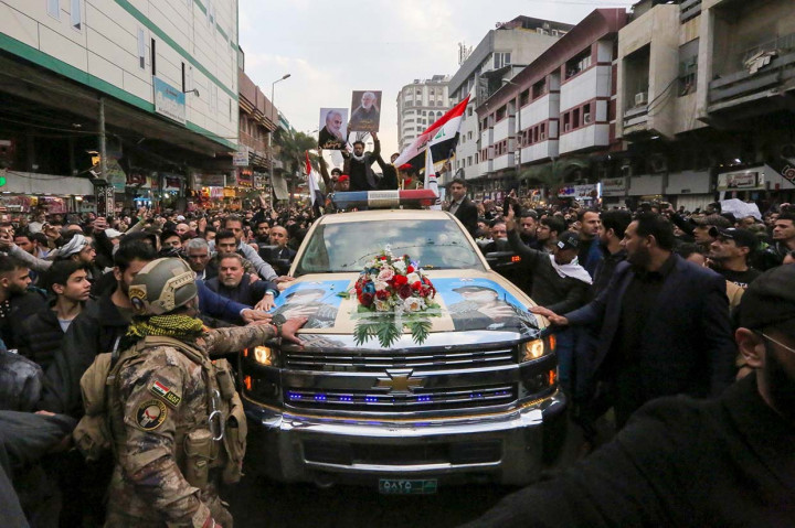 Mobil yang membawa jenazah Komandan Pasukan Quds (sayap eksternal Garda Revolusi Iran) Qasem Soleimani dan kepala paramiliter Irak Abu Mahdi al-Muhandis melintas di Kadhimiya, sebuah distrik ziarah Syiah di Baghdad, Sabtu, 4 Januari 2020.