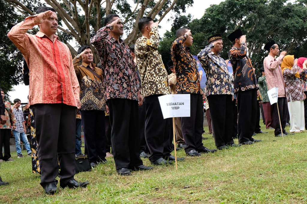 Ratusan calon kepala desa mengikuti apel deklarasi pemilihan kepala desa (Pilkades) damai di alun-alun Kota Temanggung, Jawa Tengah, Sabtu, 4 Januari 2020. ANTARA FOTO/Anis Efizudin