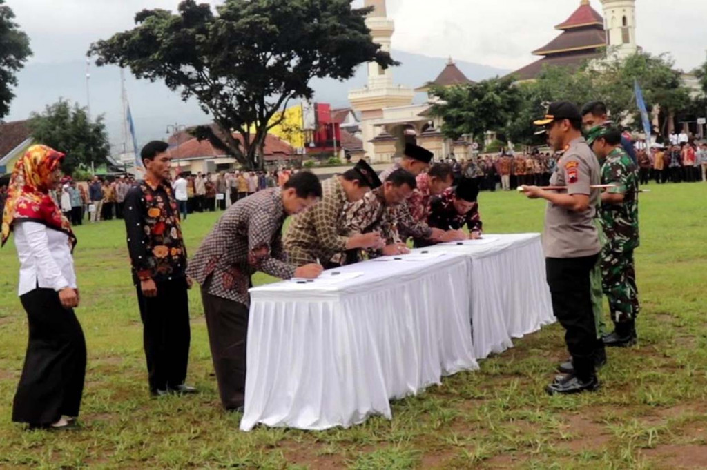 Penandatanganan kesepakatan damai tersebut dilakukan beberapa wakil calon kades, disaksikan Kapolres AKBP M Ali, Bupati M Al Khadziq, dan Dandim 0706 Letkol Inf AY David Alam. Setelah itu, perwakilan calon kades membacakan komitmen pilkades damai, diikuti oleh semua peserta deklarasi. MI/Tosiani