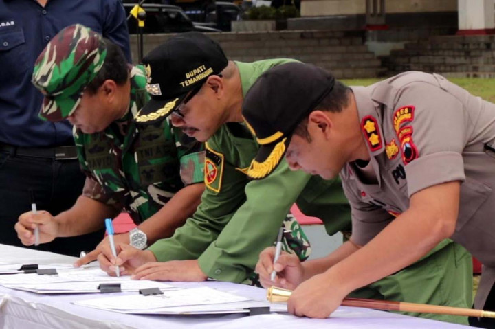 Deklarasi jujur, aman, damai, tertib, dan lancar tersebut diikuti sebanyak 583 bakal calon kepala desa yang akan bertarung memperebutkan suara dalam Pilkades serentak di 215 desa Kabupaten Temanggung pada 9 Januari mendatang. MI/Tosiani