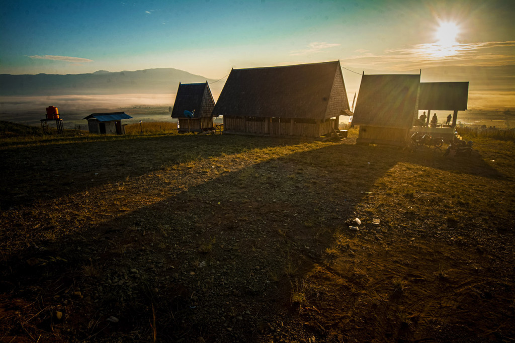 Dan kini, satu-satunya peternakan leluhur bernilai historis yang selalu mengundang decak kagum setiap pengunjung itu sedang “megap-megap” menjalani kehidupannya. Kerbau dan sapi-sapi beserta penggembala dan tetua adatnya sedang “tertatih-tatih” melanggengkan cerita peradaban di daerah itu.