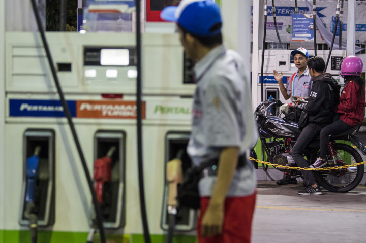 Penyesuaian harga tersebut tertuang dalam Keputusan Menteri (Kepmen) ESDM 187K/10/MEM/2019 tentang Formula Harga Dasar Dalam Perhitungan Harga Jual Eceran Jenis Bahan Bakar Minyak Umum Jenis Bensin dan Minyak Solar yang Disalurkan Melalui Stasiun Pengisian Bahan Bakar Umum atau Stasiun Pengisian Bahan Bakar Nelayan.