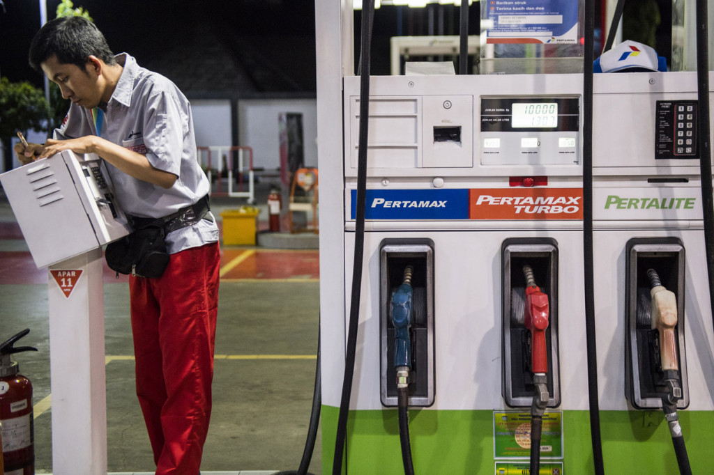 Operator SPBU menunggu proses penyesuaian atau penurunan harga bahan bakar minyak (BBM) di SPBU Dago, Bandung, Jawa Barat.