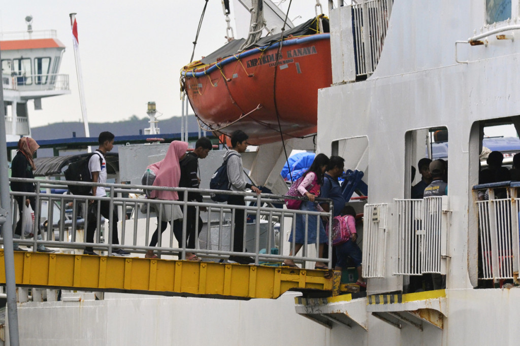 Penumpang pejalan kaki dari berbagai daerah di Sumatera secara bertahap kembali ke pulau Jawa karena akan mulai kerja dan sekolah pada hari Senin, 6 Januari 2020.