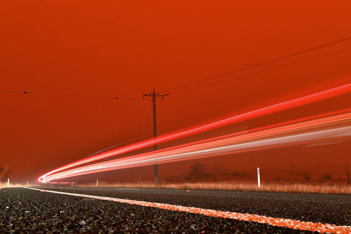 Langit Australia tampak memerah akibat kebakaran hutan dan lahan yang terjadi di negara tersebut. AFP Photo/Saeed Khan
