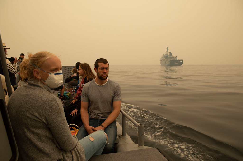 Di Victoria, kapal laut Choules dan Sycamore memulai evakuasi sekitar seperempat dari 4.000 orang yang terdampar di pantai di kota Mallacoota yang terpencil. AFP Photo/Shane Cameron
