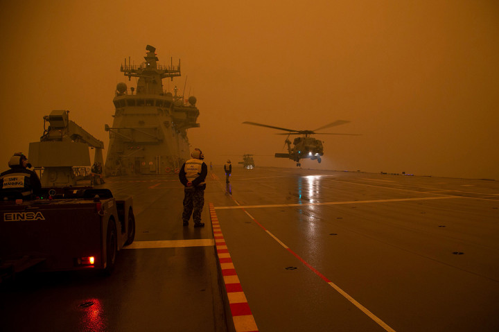 Dengan jalan yang ditutup, transportasi laut dan beberapa pengangkutan udara adalah satu-satunya jalan keluar dari kota yang dilanda bencana ini, meskipun asap tebal menghalangi penerbangan. AFP Photo/Thomas Sawtell