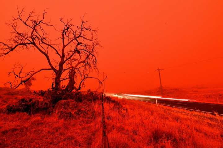 Suasana langit di Cooma, di selatan New South Wales, Australia, yang memerah akibat kebakaran hutan dan lahan. AFP Photo/Saeed Khan