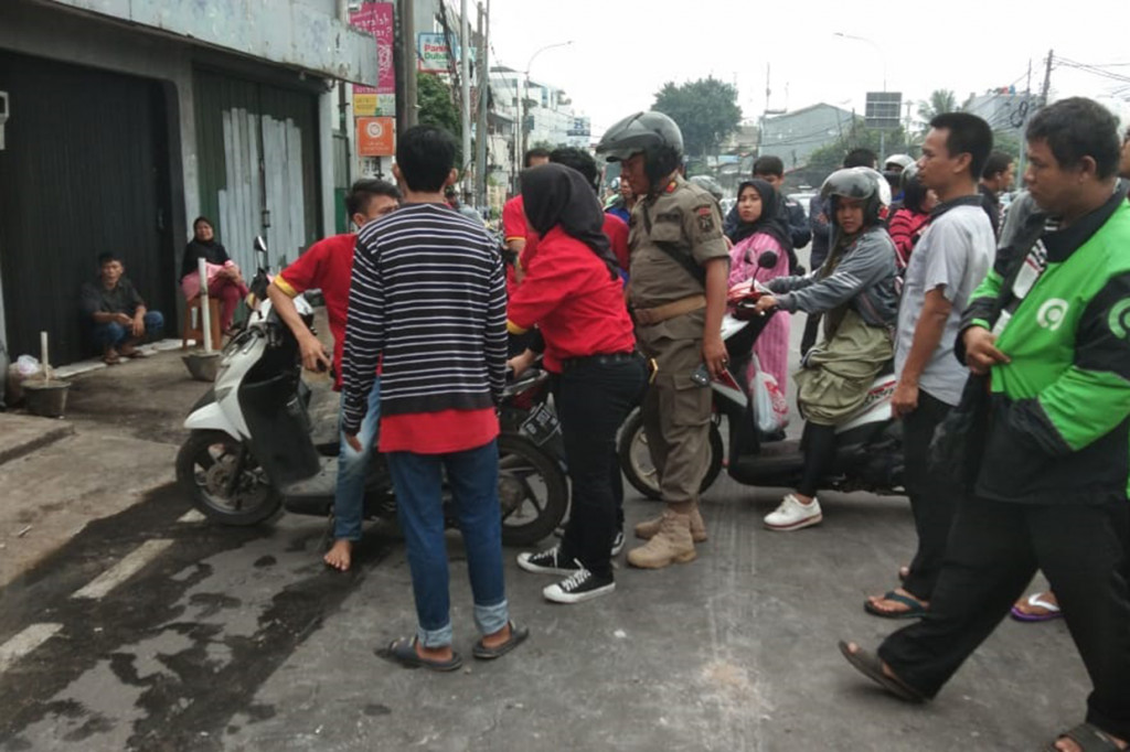 Atas kejadian tersebut korban luka sebanyak 2 orang yaitu (supir gojek) dan penumpang pada saat kejadian sedang berada di gang bagian sisi kanan gedung dan tertimpa tembok pembatas dari bagian gedung dr Lt. 2.

