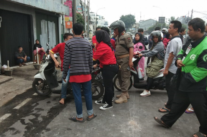 Atas kejadian tersebut korban luka sebanyak 2 orang yaitu (supir gojek) dan penumpang pada saat kejadian sedang berada di gang bagian sisi kanan gedung dan tertimpa tembok pembatas dari bagian gedung dr Lt. 2.

