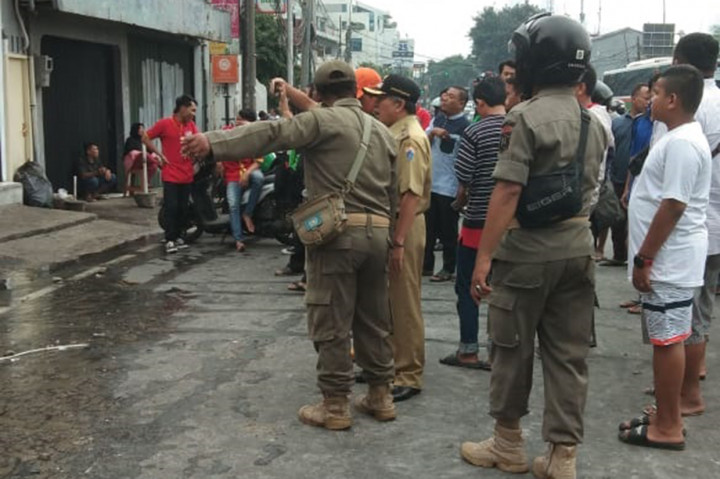 Saat ini sedang dilaksanakan evakuasi oleh Tim Pemadam Kebakaran dan dinas kesehatan, Serta BPBD DKI Jakarta.
