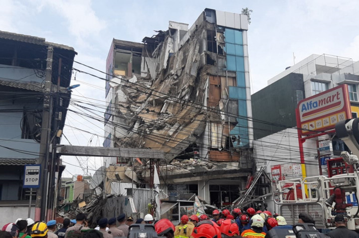 Awal mula kejadian sekitar pukul 09.10 Wib gedung mulai roboh pada bagian Lt. 3 kemudian ke Lt. 2 dan Lt. 1. Menurut saksi, Gedung miring sudah sejak 2 Thn lalu. 