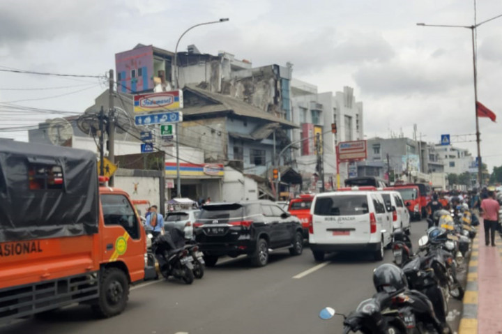 Suasana lalu lintas sekitar gedung yang roboh di Jl. Brigjen Katamso Rt. 04/09 Kel. Kota Bambu Utara Kec. Palmerah, Jakarta Barat.