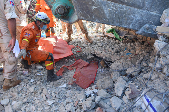 Runtuhnya bangunan itu menimpa dan membuat para pekerja bangunan yang sedang bekerja disana terjebak.
