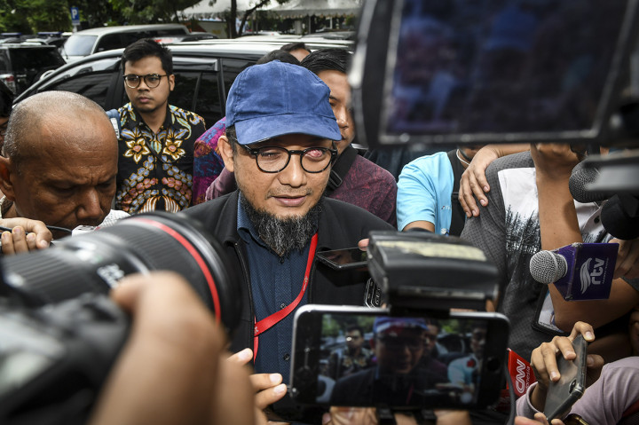 Kedatangan Novel Baswedan untuk memberikan keterangan sebagai saksi pasca penetapan tersangka dua pelaku penyiraman air keras. 
