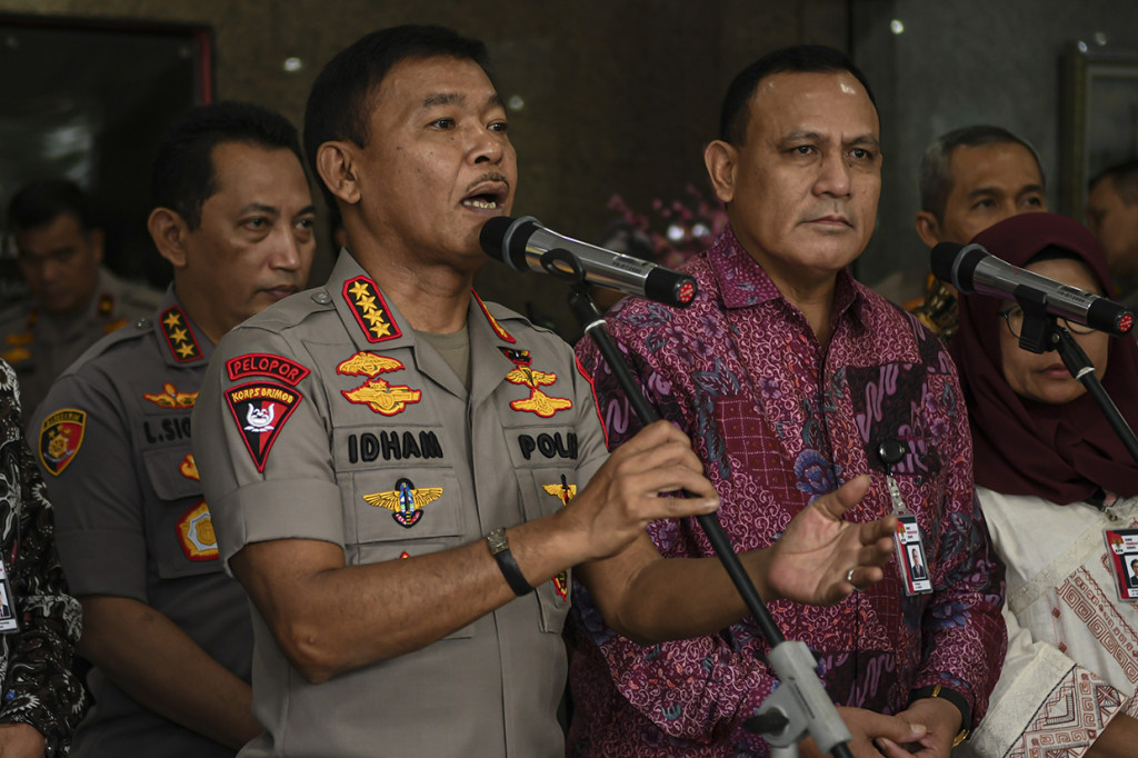 Kapolri Jenderal Pol Idham Azis bersama Ketua Komisi Pemberantasan Korupsi (KPK) Firli Bahuri memberikan keterangan kepada wartawan usai melakukan pertemuan tertutup di Mabes Polri di Jakarta.
