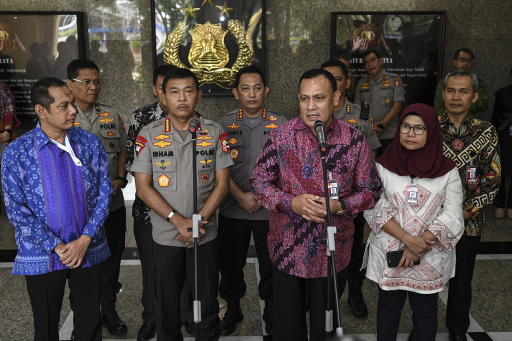 Ini merupakan kunjungan resmi pertama Firli Bahuri usai dilantik menjadi Ketua KPK. Firli terlihat didampingi empat pimpinan KPK lainnya yakni Lili Pintauli Siregar, Nurul Ghufron, Nawawi Pomolango, dan Alexander Marwata.
