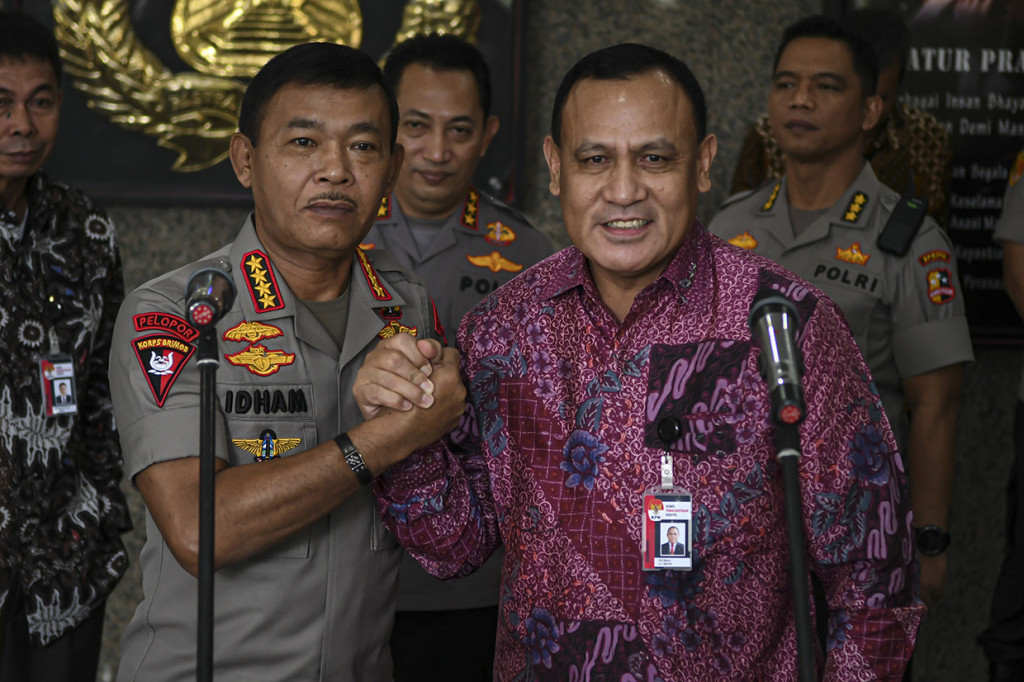 Kapolri Jenderal Pol Idham Azis (kiri) melakukan salam komando dengan Ketua Komisi Pemberantasan Korupsi (KPK) Firli Bahuri (kanan) usai pertemuan tertutup di Mabes Polri di Jakarta.