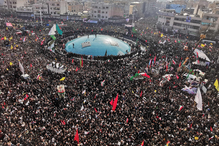 Lautan manusia menyelimuti area sekitar Teheran yang menjadi lokasi prosesi.
