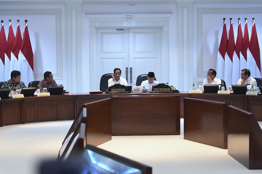 Presiden Joko Widodo (ketiga kiri) didampingi Wakil Presiden Ma'ruf Amin (ketiga kanan) memimpin rapat kabinet terbatas di Kantor Presiden, Jakarta. Pada rapat kabinet terbatas tersebut presiden mengajukan tiga usulan dalam menuntaskan persoalan masalah gas untuk industri, salah satunya penghilangan jatah untuk pemerintah. 