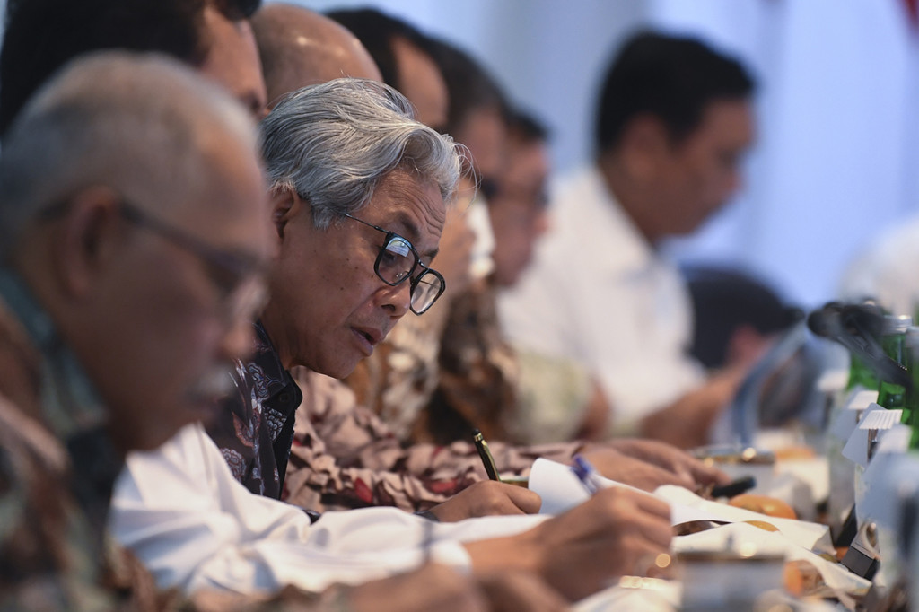 Kepala Satuan Kerja Khusus Pelaksana Kegiatan Usaha Hulu Minyak dan Gas Bumi (SKK Migas) Dwi Soetjipto mengikuti rapat kabinet terbatas yang dipimpin oleh Presiden Joko Widodo di Kantor Presiden, Jakarta.