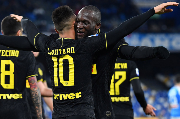 Lautaro Martinez melakukan selebrasi bersama Romelu Lukaku.