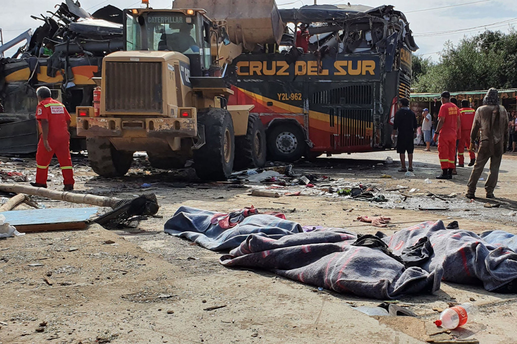 Petugas pemadam kebakaran, relawan, dan warga setempat mengevakusi jenazah dari dalam bus tingkat yang mengalami kecelakaan di Pan Americ