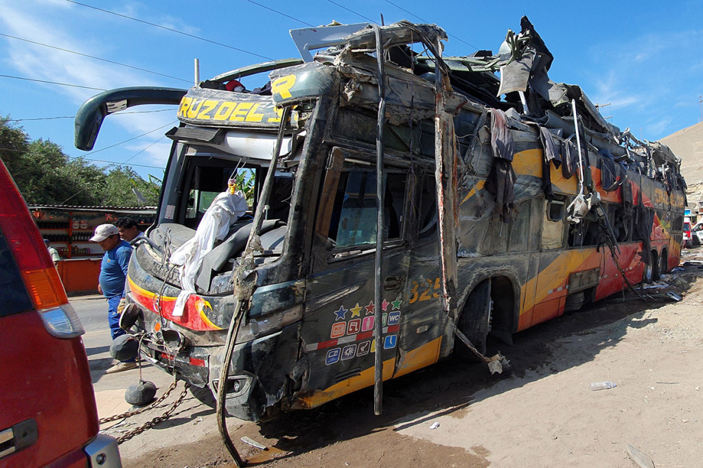 Kecelakaan itu terjadi Senin pagi di jalan raya pantai utama yang digunakan oleh banyak perusahaan bus wisata dan menghubungkan ibu kota Lima dengan Arequipa di selatan. Bus nahas tersebut sebelumnya meninggalkan Lima menuju Arequipa, yang memakan waktu sekitar 16 jam.