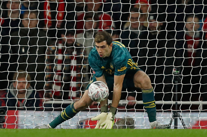Kiper Arsenal asal Argentina Emiliano Martinez beberapa kali harus berjibaku menyelamatkan bawangnya dari serangan para pemain Leeds United.
