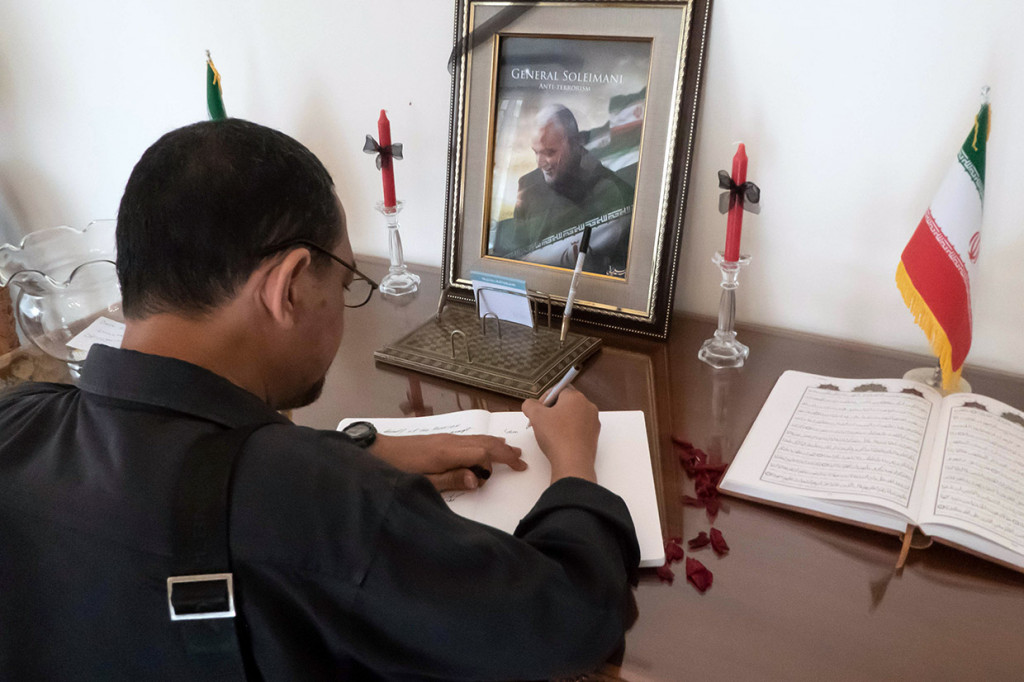 Warga mengisi buku duka cita atas tewasnya Komandan Pasukan Quds Garda Revolusi Iran, Jenderal Qasem Soleimani. Soleimani tewas akibat serangan pesawat tak berawak AS di Irak pada Jumat, 3 Januari 2020.