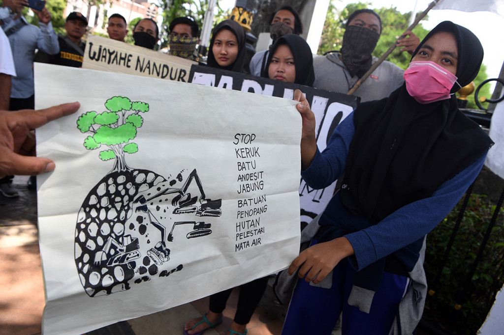 Dalam aksinya mereka menyerukan agar Pemprov Jatim segera mencabut izin operasi tambang gaian C di Desa Lebak Jabung karena dinilai berpotensi merusak lingkungan.