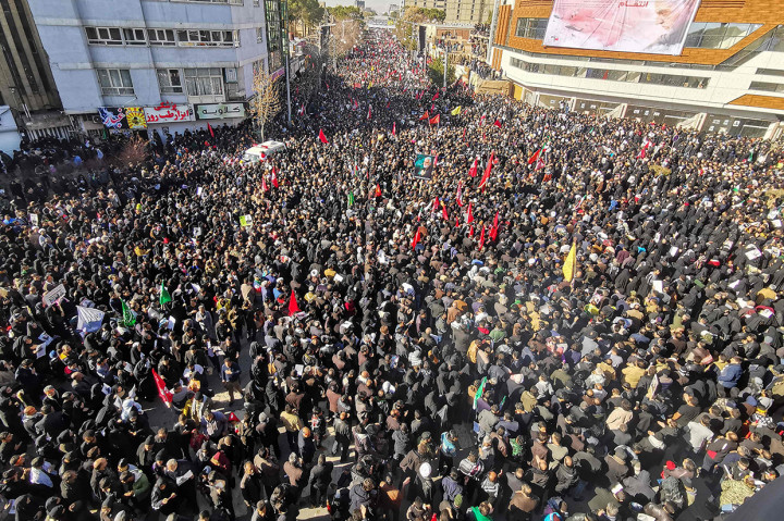 Masyarakat berkumpul di Azadi Square, di kota kelahiran Soleimani itu. 
