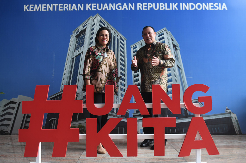 Menkeu Sri Mulyani bersama Ketua KPK Firli Bahuri memberikan keterangan kepada media usai pertemuan di Jakarta, Selasa, 7 Januari 2020. Pertemuan tersebut membahas kerjasama Kemenkeu dan KPK serta alih status pegawai KPK menjadi aparatur sipil negara (ASN).