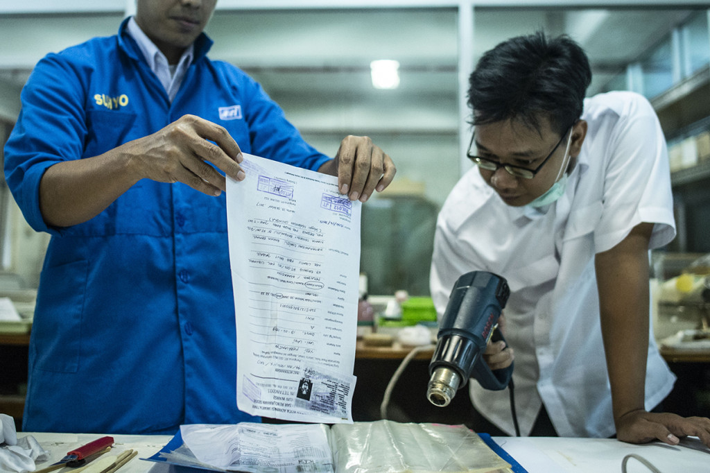 Arsip Nasional Republik Indonesia (ANRI) memberikan pelayanan restorasi arsip keluarga seperti Akte, Kartu Keluarga, Ijazah dan lain sebagainya secara gratis untuk masyarakat terdampak banjir. 