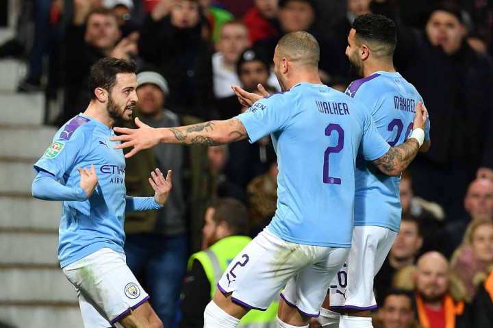 Bernardo Silva melakukan selebrasi bersama rekan-rekan setimnya.