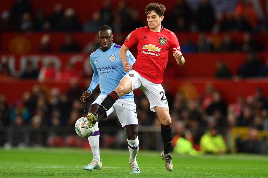 Memasuki babak kedua MU mengambil inisiatif lebih menyerang, tetapi usaha mereka belum terlihat membuahkan hasil. 