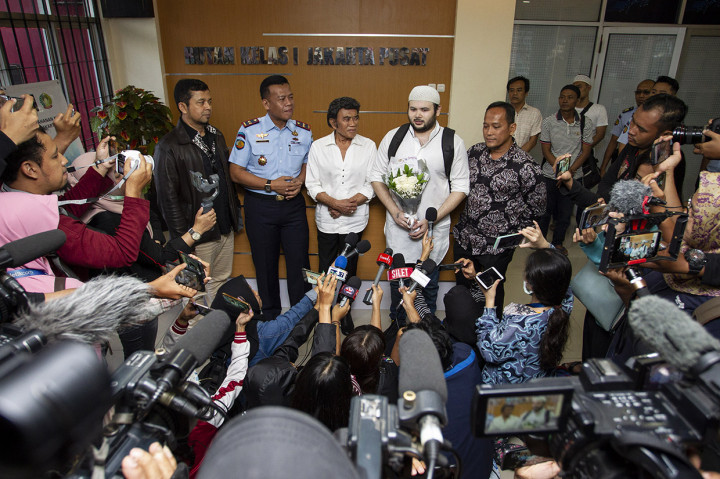 Keluarnyan Ridho Rhoma dari Rutan Salemba dijemput oleh ayahanda, Rhoma Irama. Sang Raja Dangdut sempat menitikkan air mata saat menyambut kebebasan anaknya. 
