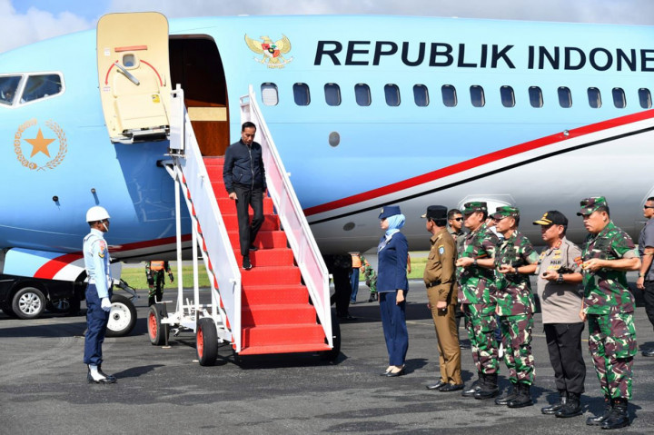 Presiden Joko Widodo dan rombongan mendarat di Bandara Raden Sadjad, Natuna, Kepulauan Riau, Rabu, 8 Januari 2020 pukul 09.10 WIB, setelah menempuh penerbangan selama sekitar 1,5 jam.