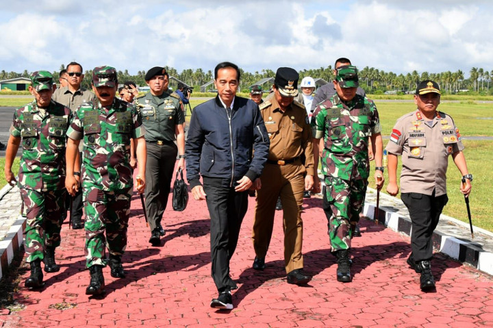 Turut dalam rombongan Presiden antara lain Panglima TNI Marsekal Hadi Tjahjanto, Kepala Kantor Staf Kepresidenan Jenderal TNI (Purn) Moeldoko, Menteri ESDM Arifin Tasrif, Wakil Menteri ATR Surya Chandra, dan Jubir Presiden Fadjroel Rahman.