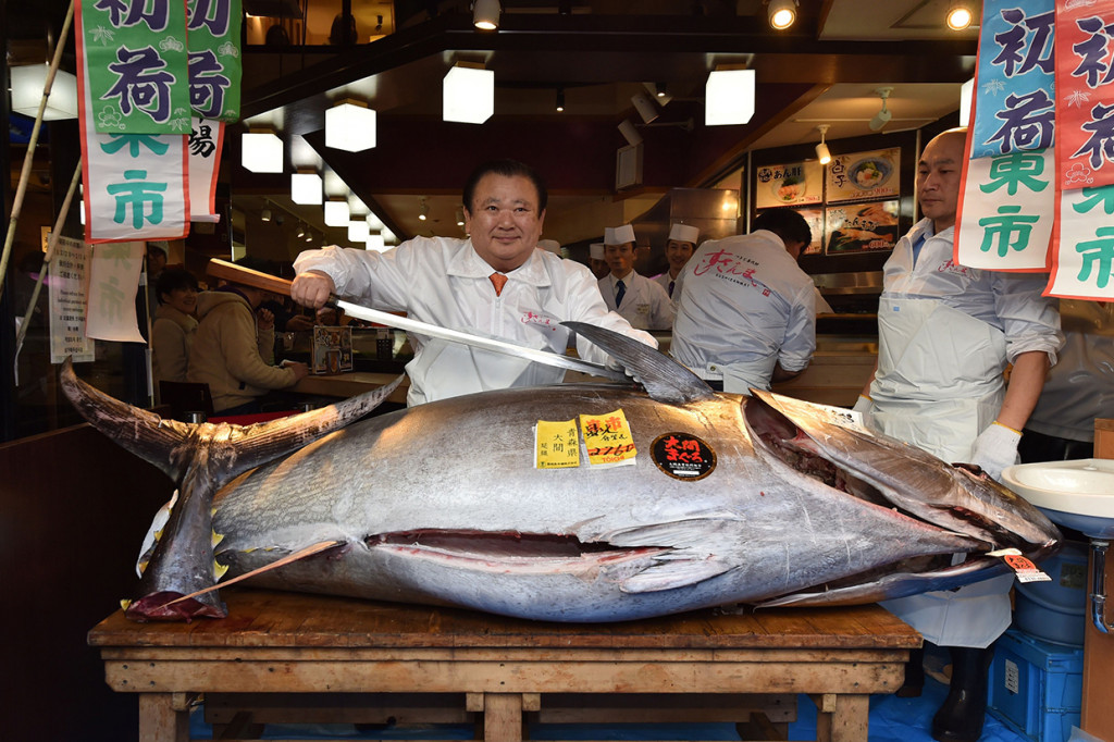 Kiyoshi Kimura, Presiden Kiyomura Corp, operator jaringan restoran sushi Sushizanmai yang berbasis di Tokyo, menunjukkan tuna sirip biru yang dibeli dengan harga 193,2 juta yen (USD1,8 juta, sekitar Rp25 miliar), pada Minggu, 5 Januari 2020. 