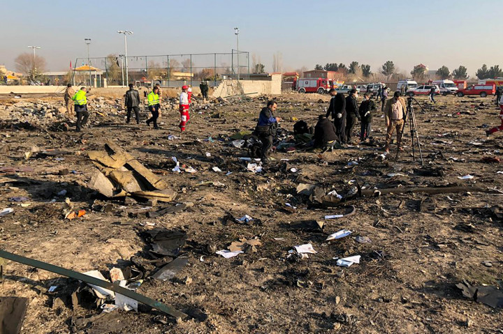 Pesawat Boeing 737 jatuh di Parand, wilayah barat daya Teheran. 