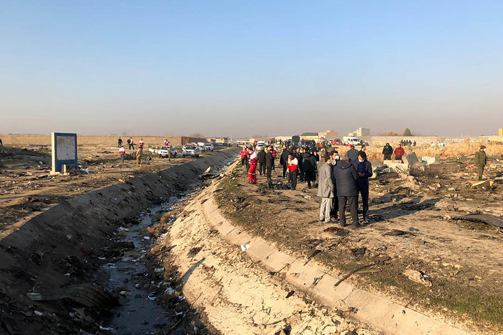 Sebanyak 167 penumpang dan sembilan awak tewas dalam insiden tersebut.